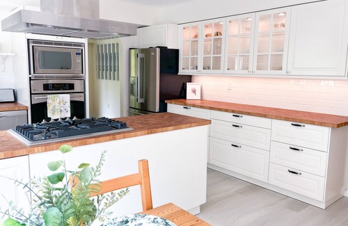 Surrey House | Cozy Cottage close to White Rock