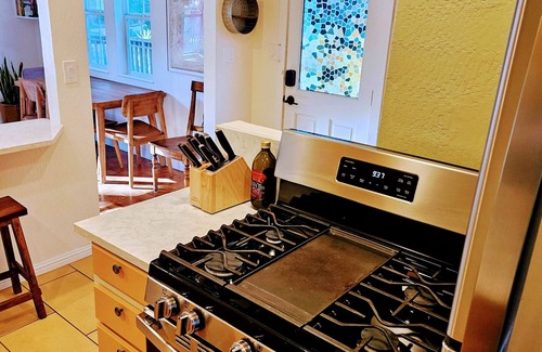 Petaluma House | Cozy Cottage - Family Friendly - Walk to downtown Petaluma