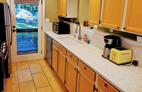 Petaluma House | Cozy Cottage - Family Friendly - Walk to downtown Petaluma