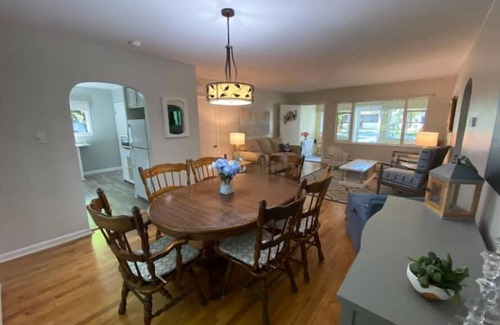 Montague House | Cozy Cottage for 8 with a view of White Lake & near Lake Michigan