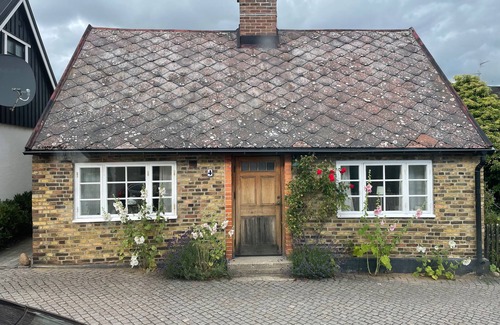Raa Cottage | Cozy cottage for a couple or a young family. 3 minute walk to the beach!