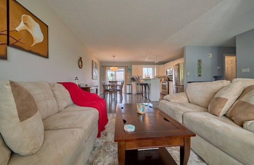 Meaford Apartment | Cozy Cottage for Fall Getaways/Scarecrow Invasion