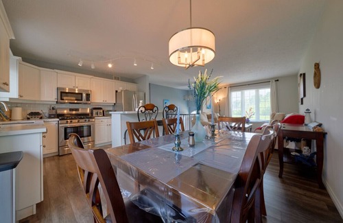 Meaford Apartment | Cozy Cottage for Fall Getaways/Scarecrow Invasion
