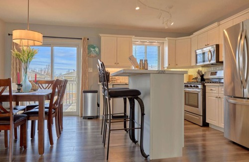 Meaford Apartment | Cozy Cottage for Fall Getaways/Scarecrow Invasion