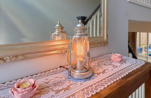 Meaford House | Cozy Cottage for Fall Getaways, Private backyard, decks