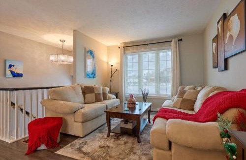 Meaford House | Cozy Cottage for Fall Getaways, Private backyard, decks