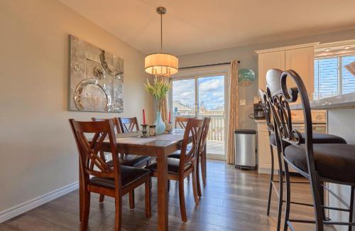 Meaford House | Cozy Cottage for Fall Getaways, Private backyard, decks