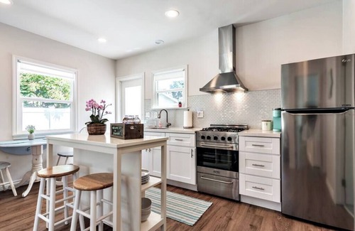 Townsite Cottage | Cozy Cottage - Great for Small Families Walk to the Beach and close to LegoLand