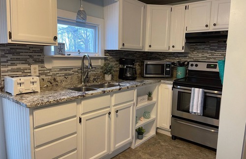 Cape Porpoise House | Cozy cottage home walking distance to restaurants, shops and water views