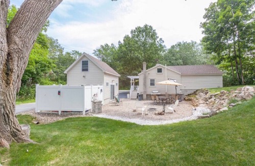 Cape Porpoise House | Cozy cottage home walking distance to restaurants, shops and water views