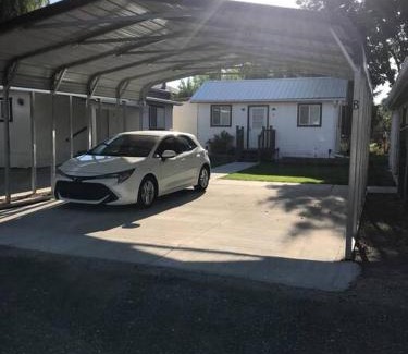 Kimberly House | Cozy Cottage House B with Double Carport