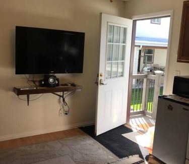 Kimberly House | Cozy Cottage House B with Double Carport