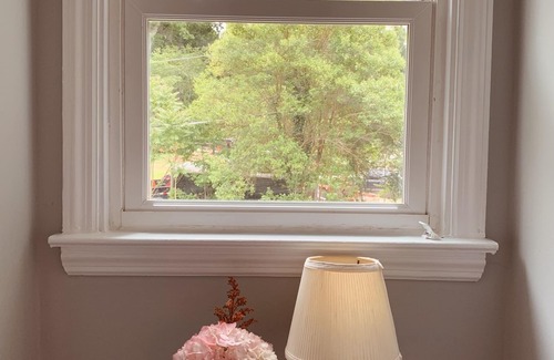 Old Irving Park House | Cozy Cottage in Beautiful Irving Park