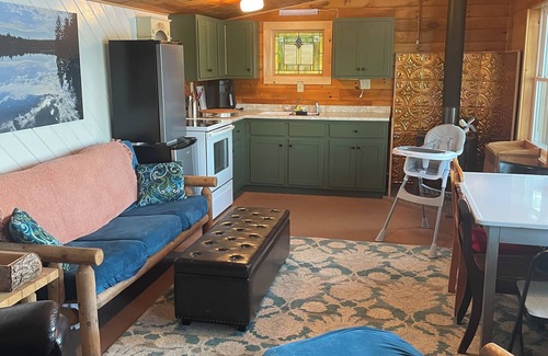 Lincoln Cottage | Cozy cottage in charming Lincoln, ME with AC