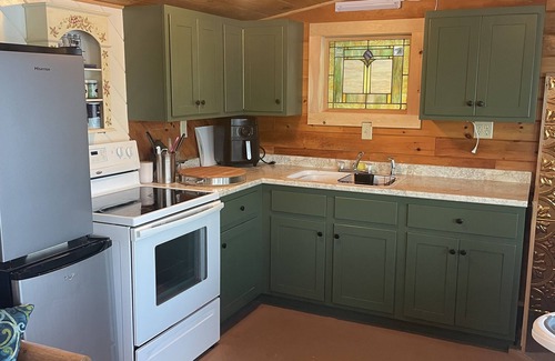 Lincoln Cottage | Cozy cottage in charming Lincoln, ME with AC