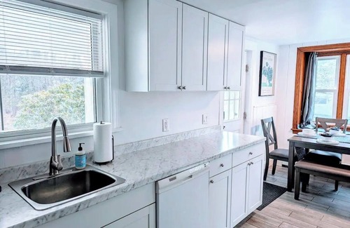 Schenectady House | Cozy Cottage in Colonie