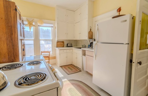 Empire House | Cozy Cottage in Empire walkable to Lake Michigan