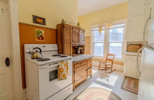 Empire House | Cozy Cottage in Empire walkable to Lake Michigan