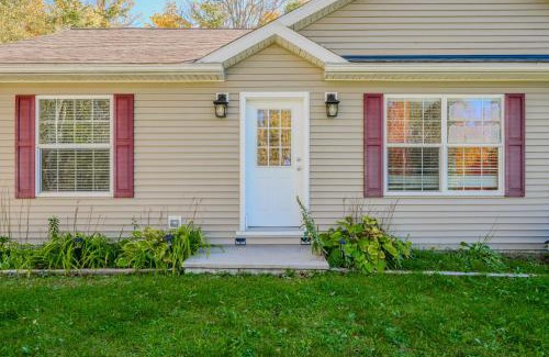 Miller Lake House | Cozy Cottage In Miller Lake