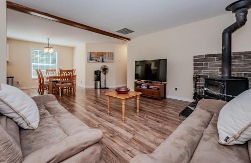 Miller Lake House | Cozy Cottage In Miller Lake