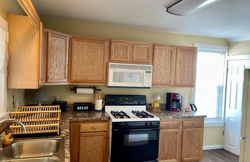 Tennerton House | Cozy Cottage in Perfect Location with Hot Tub!