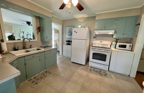 Marshallberg House | Cozy Cottage in quiet neighborhood not far from beaches