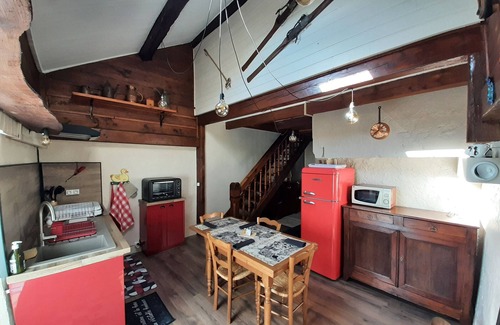 Saint-Bresson Cottage | Cozy cottage in Saint-Bresson with private garden and WIFI