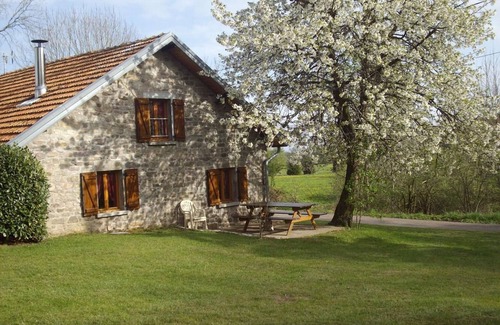 Saint-Bresson Cottage | Cozy cottage in the Vosges with fireplace and garden