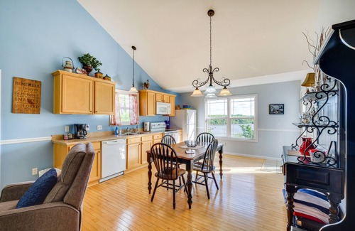 Taylorsville Cottage | Cozy Cottage in Taylorsville: Hot Tub & Lake Views