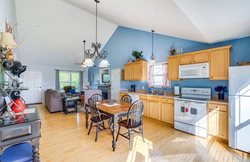 Taylorsville Cottage | Cozy Cottage in Taylorsville: Hot Tub & Lake Views