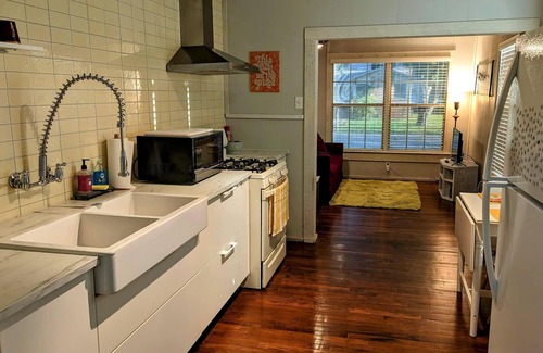 Taylor House | Cozy Cottage in Taylor TX