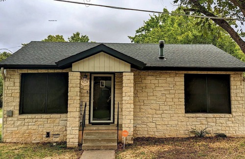 Taylor House | Cozy Cottage in Taylor TX
