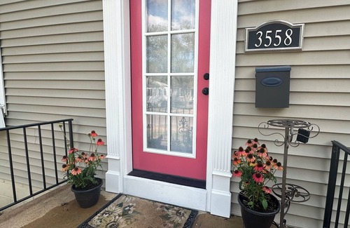 Airport Township House | Cozy Cottage in the City