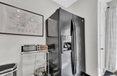 Roselawn Finance House | Cozy Cottage in the Heart of Hyde Park by RedAwning