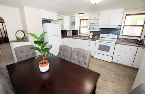 Sioux Falls House | Cozy Cottage in the city with 2 bedrooms close to Downtown