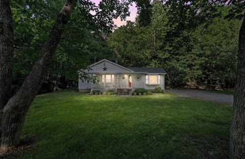 Millboro House | Cozy Cottage in the Woods-Firepit-BBQ-Games-Smores