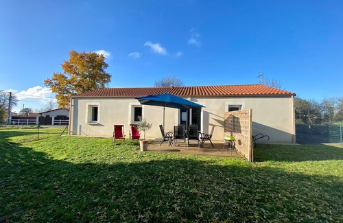 Clisson Cottage | Cozy Cottage in Vineyards near Hellfest, Clisson - Private Garden & Parking, Bikes Included
