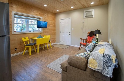 Port Burwell Cottage | Cozy Cottage in Walking Distance to Beach and Town, A/C, Screened Porch