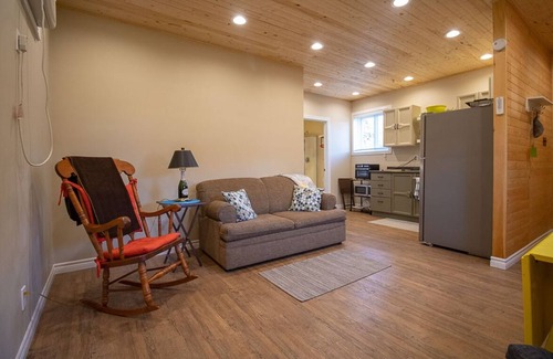 Port Burwell Cottage | Cozy Cottage in Walking Distance to Beach and Town, A/C, Screened Porch