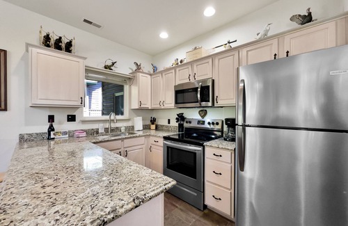 Camdenton Cottage | Cozy cottage inside the Premier Old Kinderhook Golf Resort