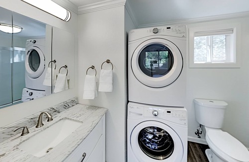 Sonoma Cottage | Cozy cottage just 2 minutes from plaza with AC, peaceful backyard, washer/dryer