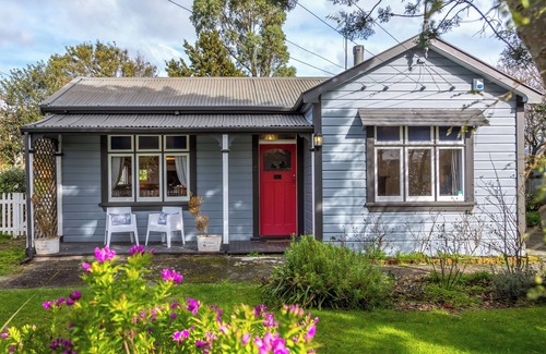 Featherston House | Cozy cottage just off SH2 with easy driving to other villages in the Wairarapa.