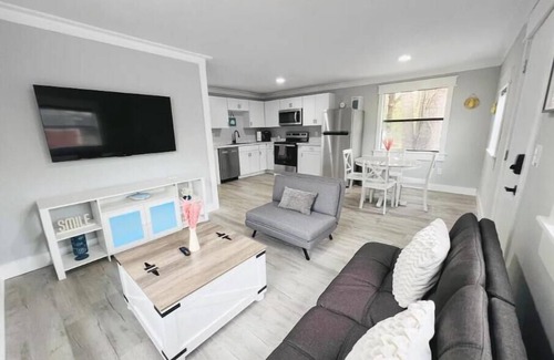 Freeport Cottage | Cozy Cottage - King Bed - Close to Beaches - Dog Friendly - Firepit - Backporch