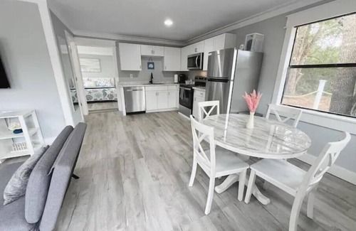 Freeport Cottage | Cozy Cottage - King Bed - Close to Beaches - Dog Friendly - Firepit - Backporch