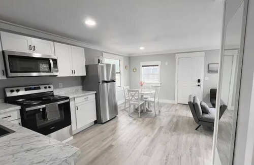 Freeport Cottage | Cozy Cottage - King Bed - Close to Beaches - Dog Friendly - Firepit - Backporch
