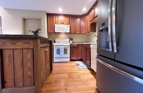 Elberton House | Cozy Cottage - Lake Front - GA Coldwater Retreat