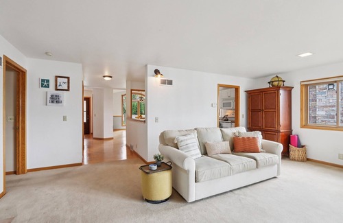 Lake Mills House | Cozy Cottage - Lake House on Rock Lake