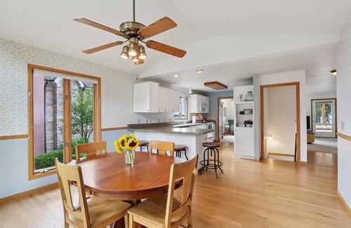 Lake Mills House | Cozy Cottage - Lake House on Rock Lake