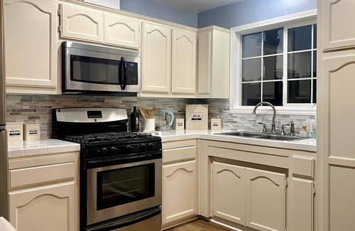 Lake Elsinore Cottage | Cozy Cottage - Less than 5 min walk to Lake & 20 min drive to Downtown Temecula!
