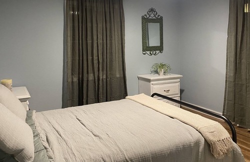 Lake Elsinore Cottage | Cozy Cottage - Less than 5 min walk to Lake & 20 min drive to Downtown Temecula!
